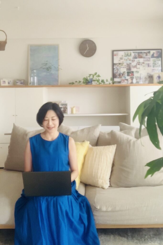 片付け後のリビングで自分の時間を楽しむ50代女性